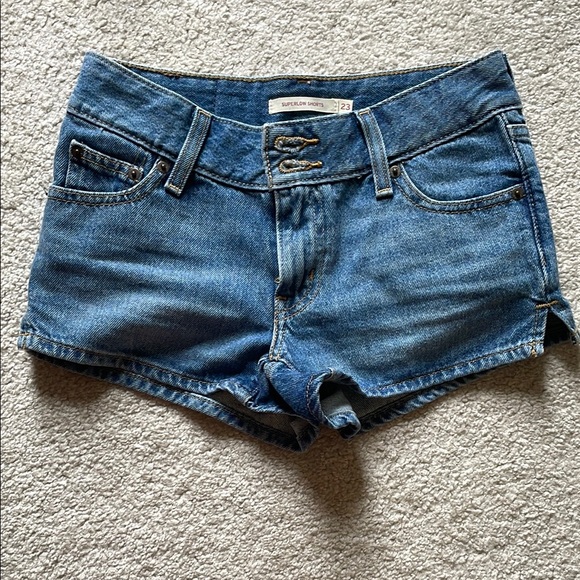 Levi's Blue Jean Low Rise Shorts Classic Style - Picture 1 of 2